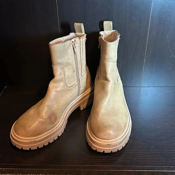 TIME AND TRU WOMENS US 6.5 TAN SLOUCHY SHAFT CHUNKY TREAD LUG CHELSEA BOOTS. - Picture 3 of 13